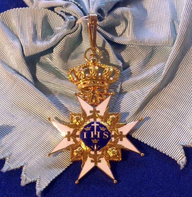 Лента и крест ордена Серафимов