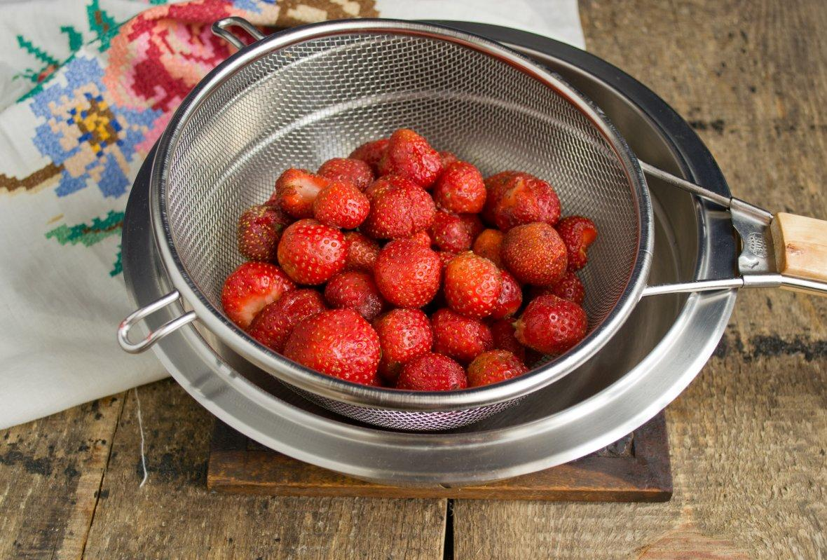 Erdbeeren, die zu den Lieblingsfrüchten der Russen gehören, enthalten viele Vitamine und sind an sich sehr lecker. Leider wird es oft mit Chemikalien behandelt.-3