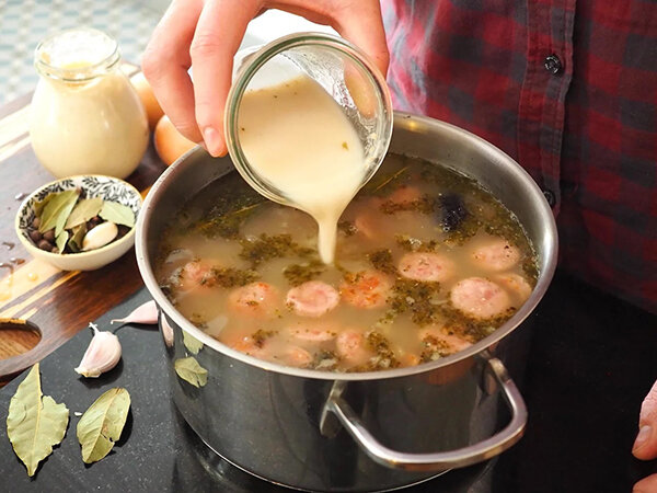 Белый суп с колбасой и грибами — мой любимый вариант этого традиционного польского супа.-5