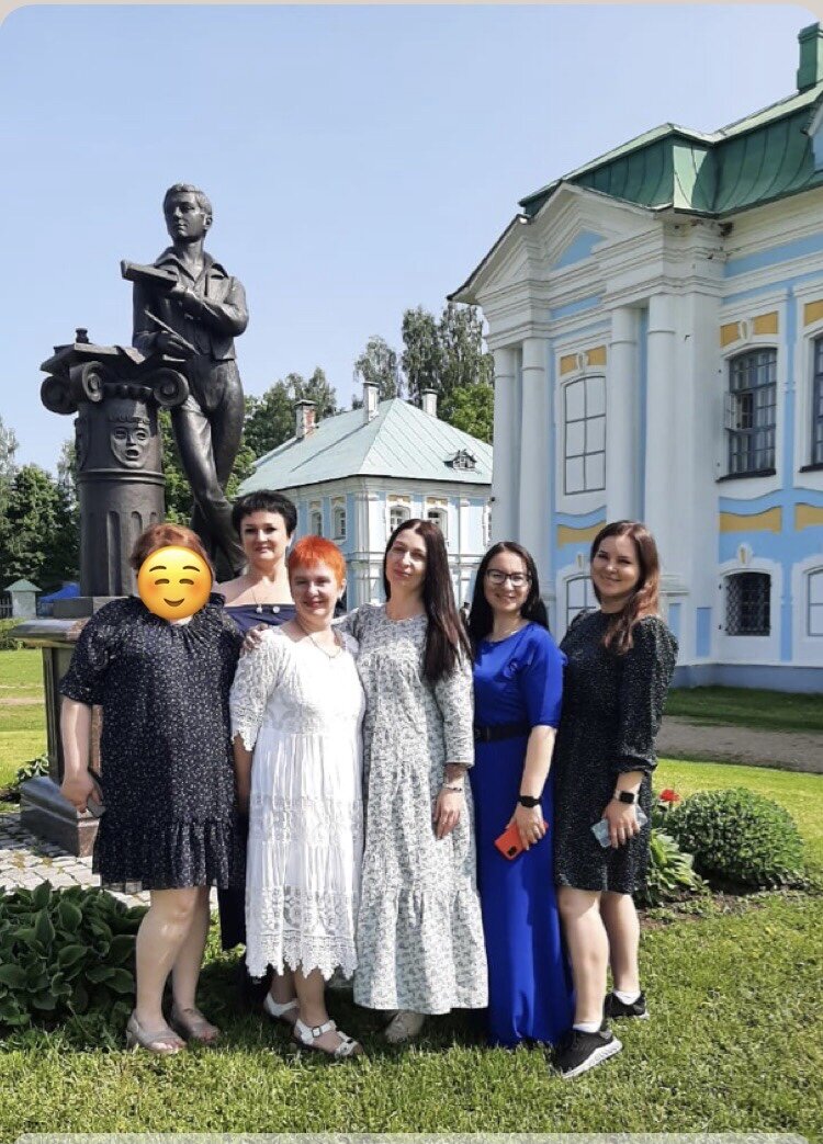А это часть нашей мастеровой команды возле того же памятника