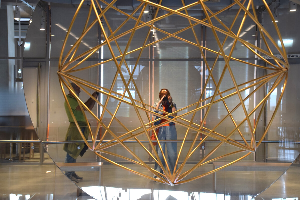 Кто-то посчитал, что меня тоже можно отнести к экспонатам)))) 😂