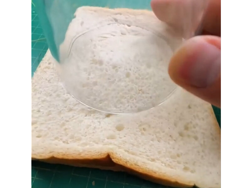 2. Накройте другим куском хлеба и стаканом вырежьте ровную печеньку ==>