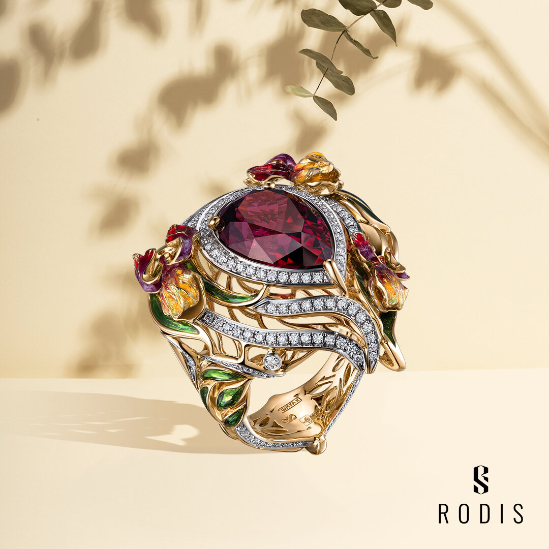 Кольцо "Цветок желаний", ювелирный дом RODIS, желтое золото 585 пробы, родолит, прозрачные бриллианты высшей категории, рубины, горячая эмаль, ручная работа
