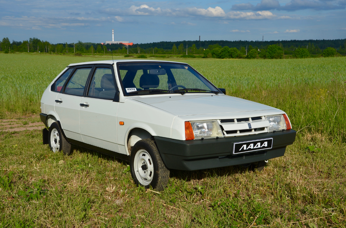 ВАЗ-2109, в народе автомобиль прозвали "Девятка"