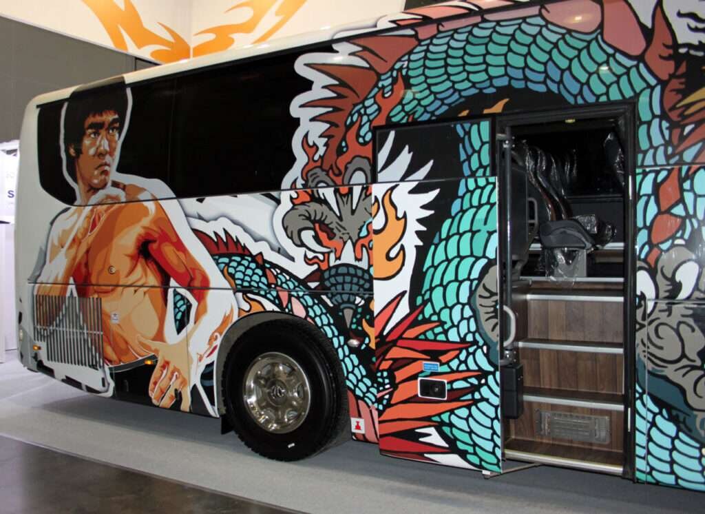    Задняя дверь междугороднему автобусу не нужна