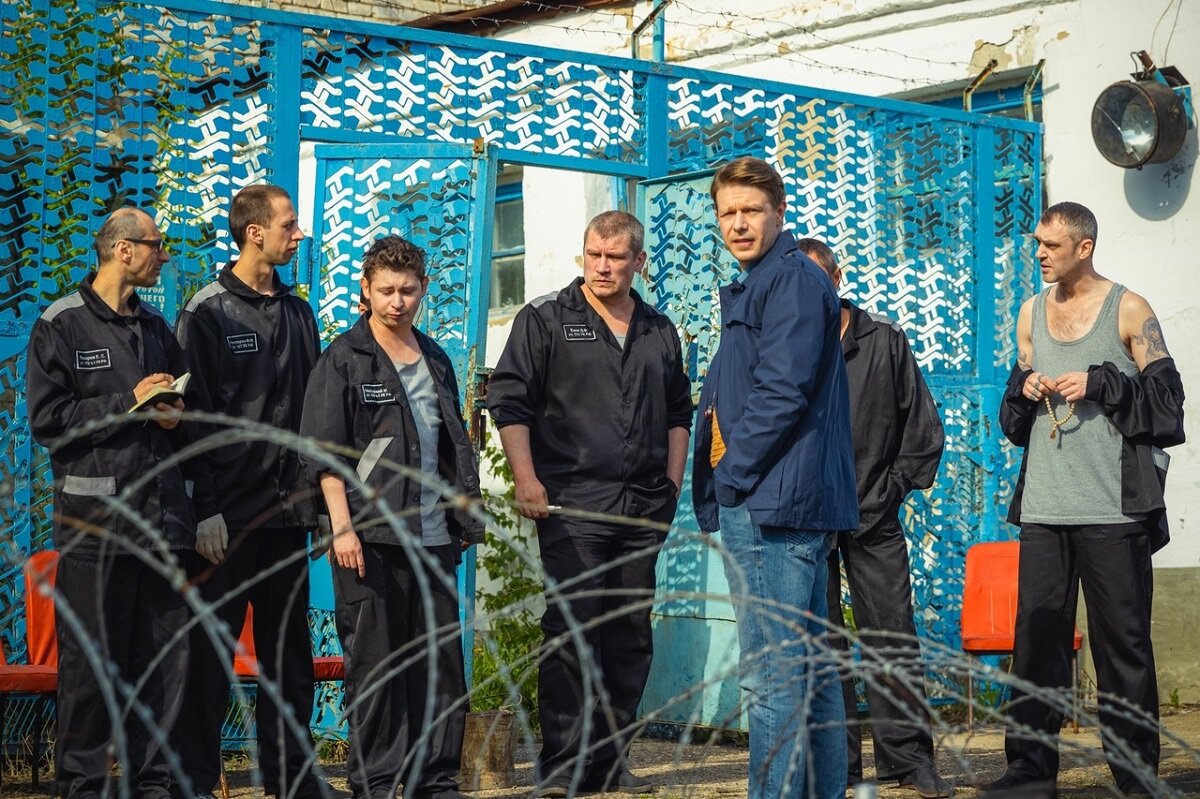    По сюжету, главный герой устраивается на работу учителем в школу при колонии Ольга Севрюгина