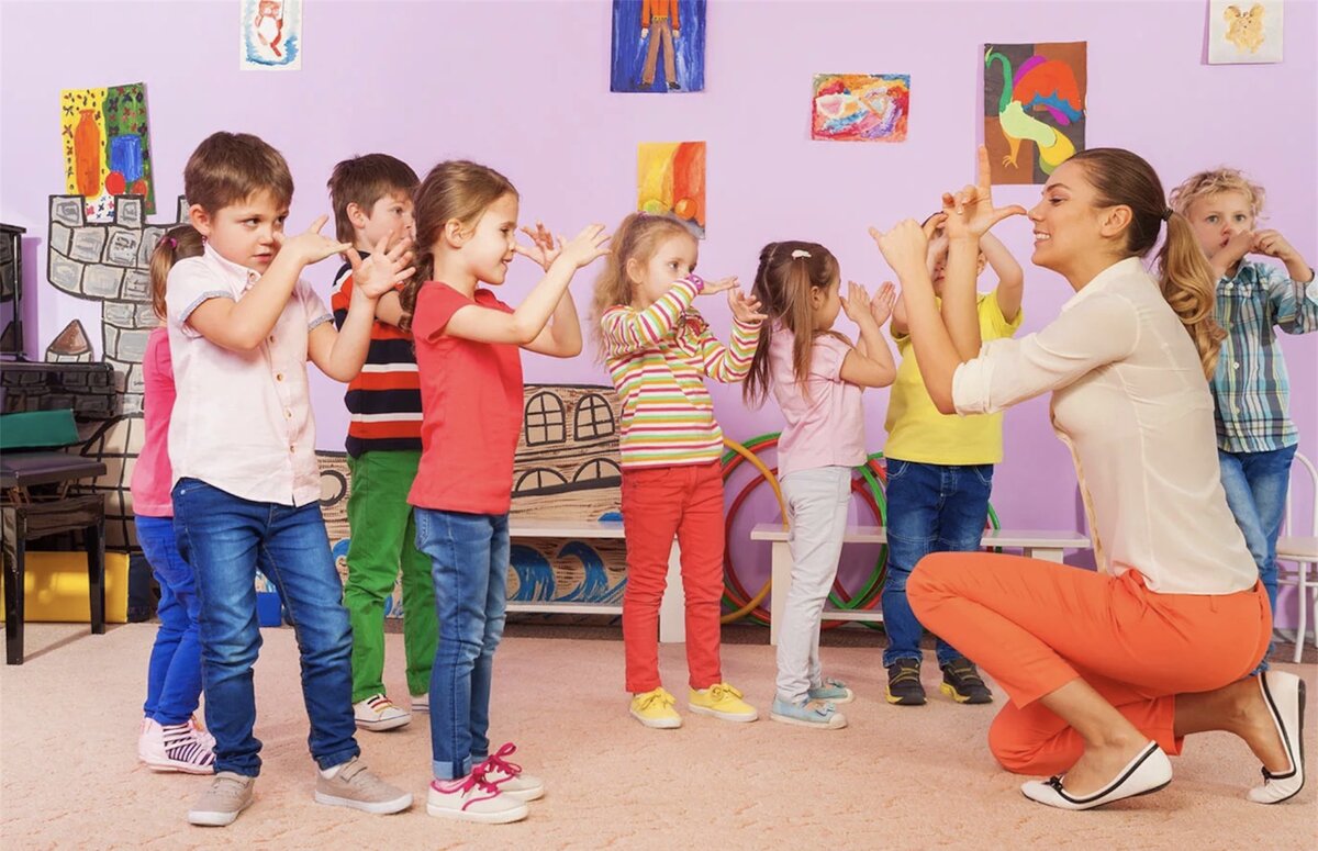 1. Игра «Волшебник» Главная цель — сформировать доверительные отношения в группе. 
Ход игры: все дети встают в круг, положив ручки друг другу на плечи. Один из детей выбирается «волшебником», воспитатель завязывает ему глаза и переводит в другое место круга. Теперь рядом с ребенком стоят уже другие дети: коснувшись руками их плеч, «волшебник» должен сказать, кто это. Воспитатель просит ребят сохранять тишину во время отгадывания, чтобы не рассеялось «волшебство». 