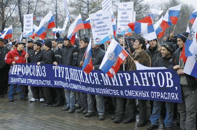 Гастарбайтеры на митингах. Картинка взята из источника: https://bargu.by/wp-content/uploads/2020/07/14227211.jpg.