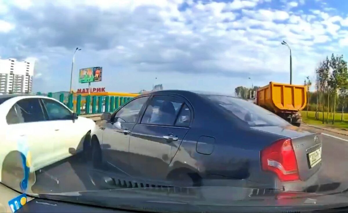 На видео попало, как водитель на минской МКАД «перестроился» под удар сразу  трех авто — Видео | Telegraf - Новости | Дзен