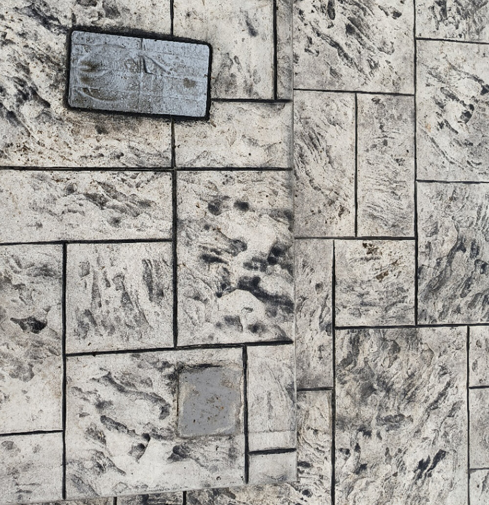 Вы видите кромку ступени и крышку дождеприёмника, заклеенную армированным скотчем. Ровно стоит? Другой пришлось разбивать, вынимать по кусочку, подтачивать бетон и вставлять новый. 