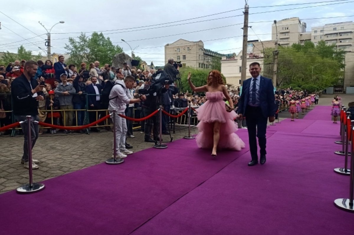 Актриса Евгения Короткевич платье для открытия кинофестиваля выбрала в Чите