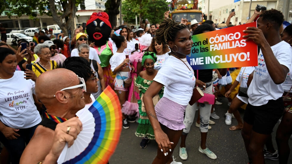Кубинцы вышли на марш против гомофобии и трансфобии и отпраздновали недавнюю легализацию однополых браков © YAMIL LAGE / AFP/