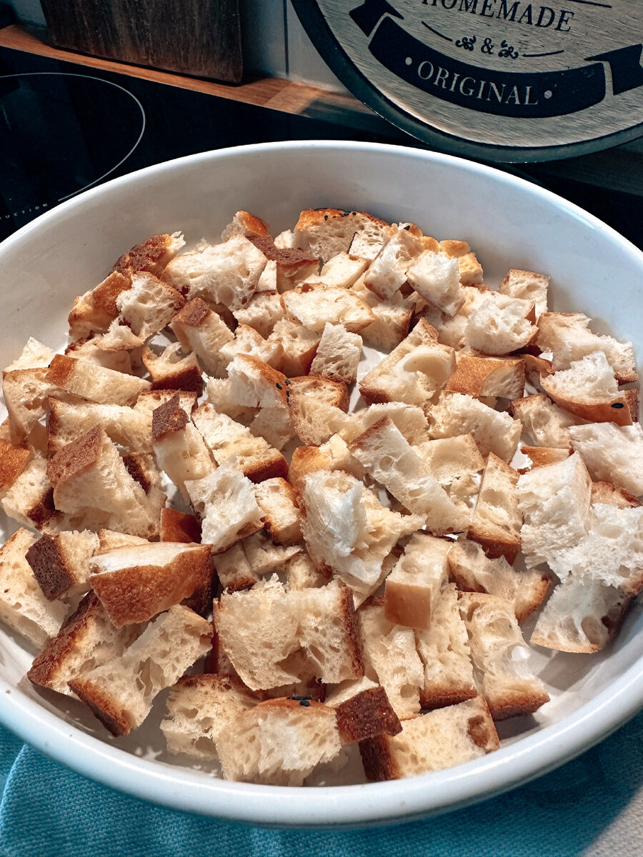 Хлеб или лепешку порезать на кусочки и подсушить в духовке.