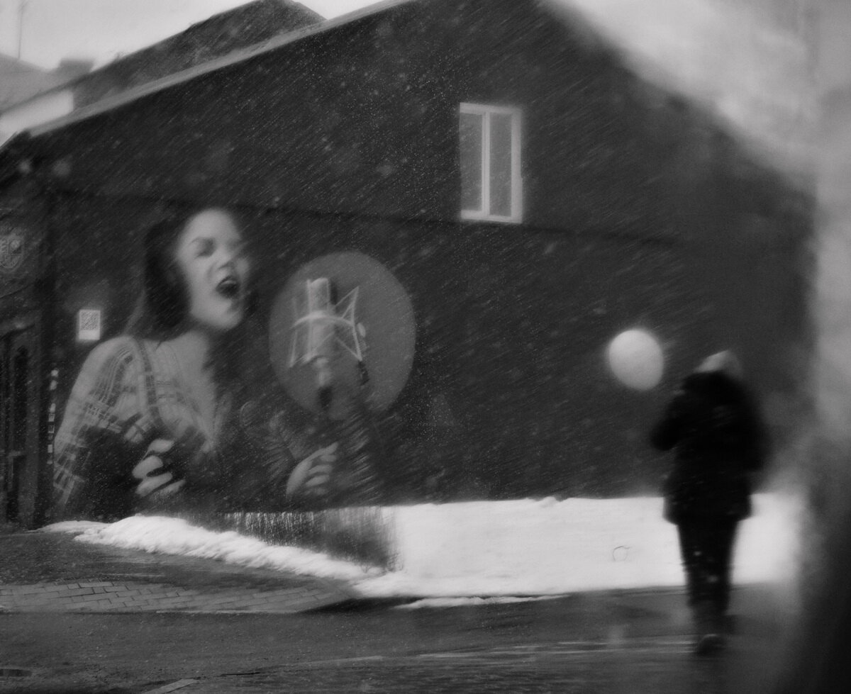 или проезжать в автомобиле мимо праздничного ожидания 