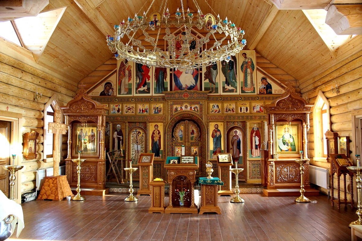 Церковь Покрова изнутри. Мне очень понравилась, а Саше (сыну) не понравилось, что церковь деревянная, а деревом не пахнет.