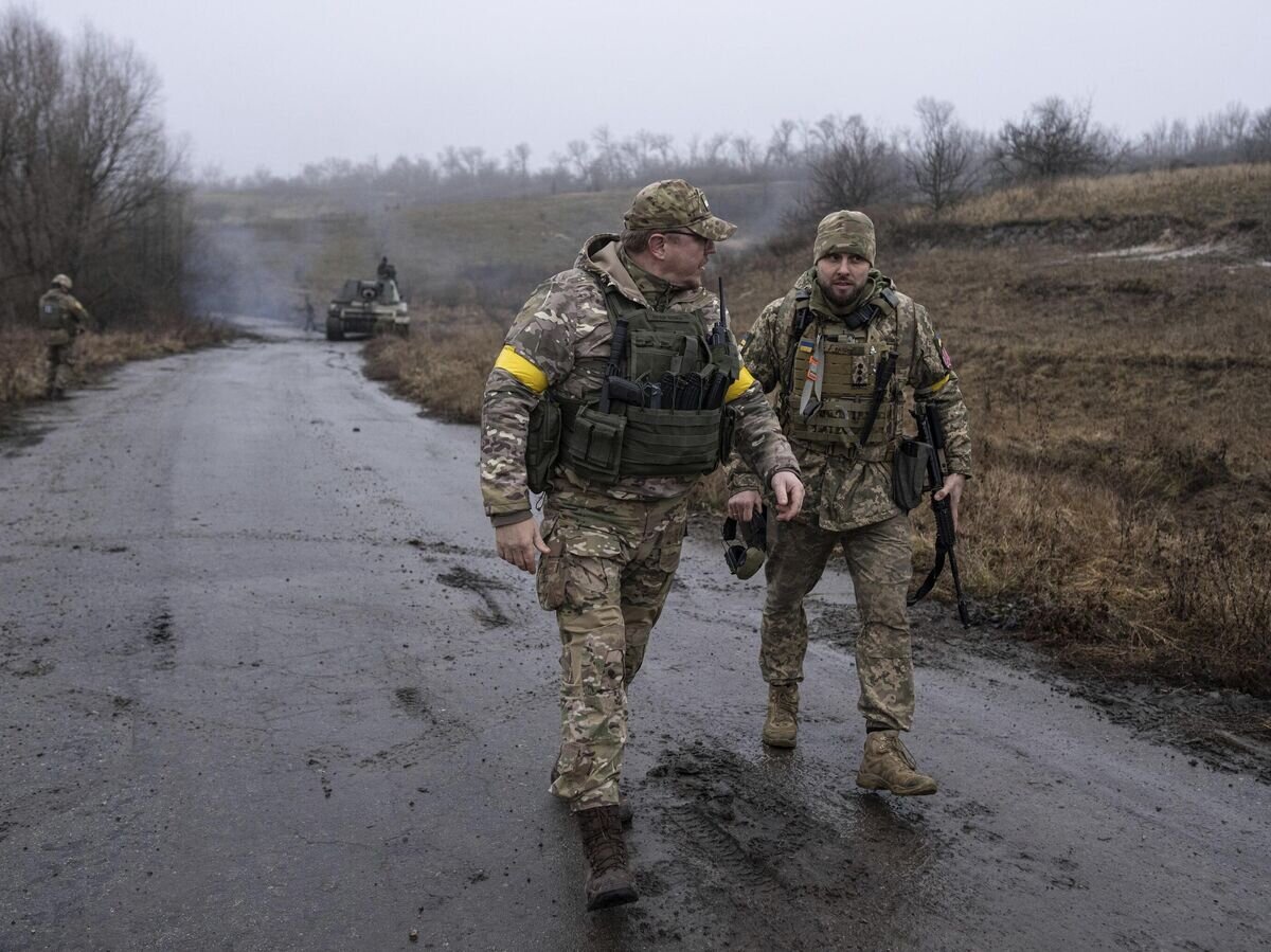    Украинские военные в Харьковской области© AP Photo / Evgeniy Maloletka