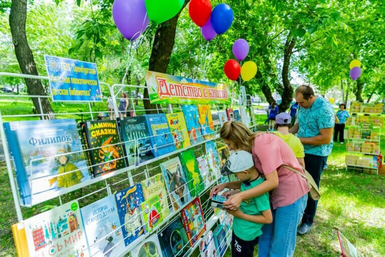    Детская библиотека Оренбурга приглашает любителей книг в Летний читальный зал на траве Марина Шарт