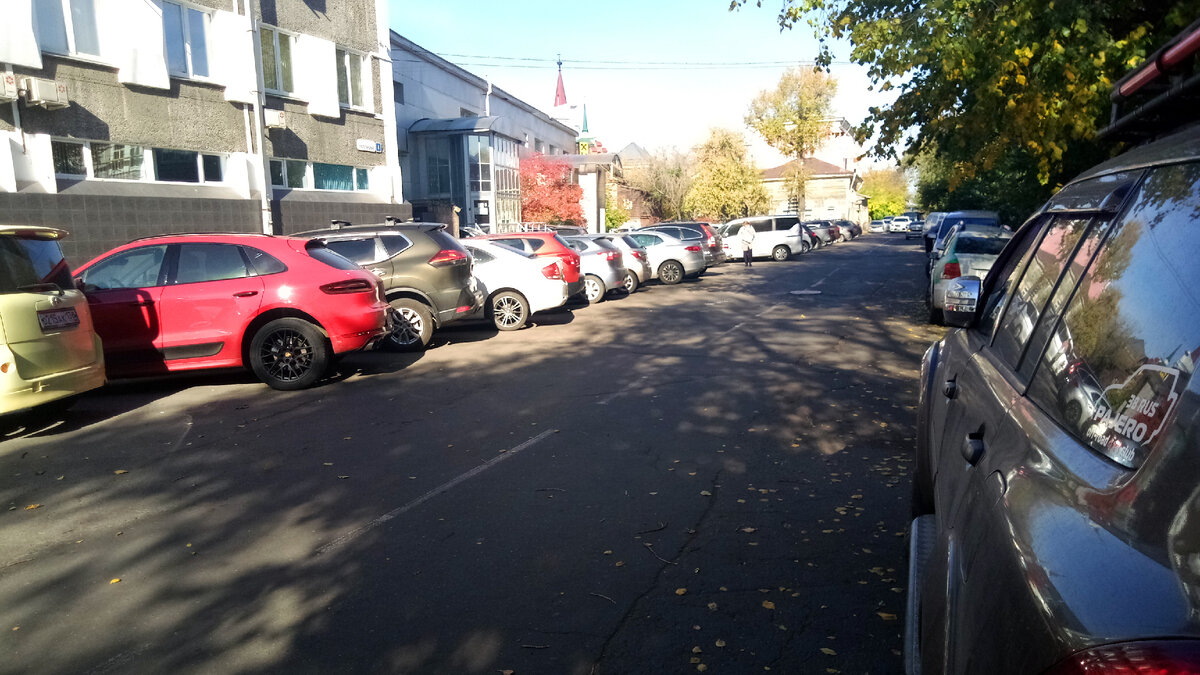 Типичная улица в центре Иркутска. Встречным автомобилям разъехаться можно, но с трудом. Фото Константина Куликова