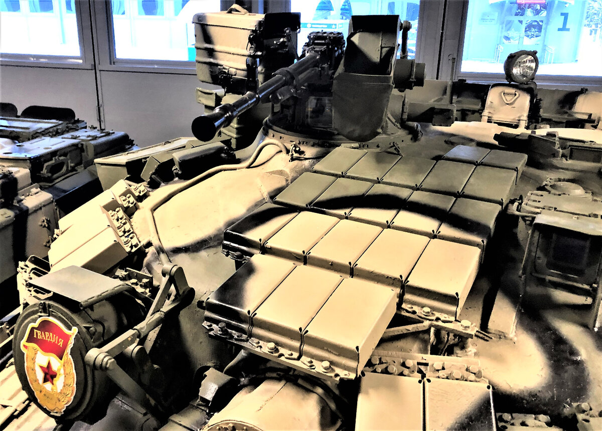 Характерная черта харьковских машин- зенитная установка закрытого типа с дистанционными электроприводами наведения и перископическим прицелом.