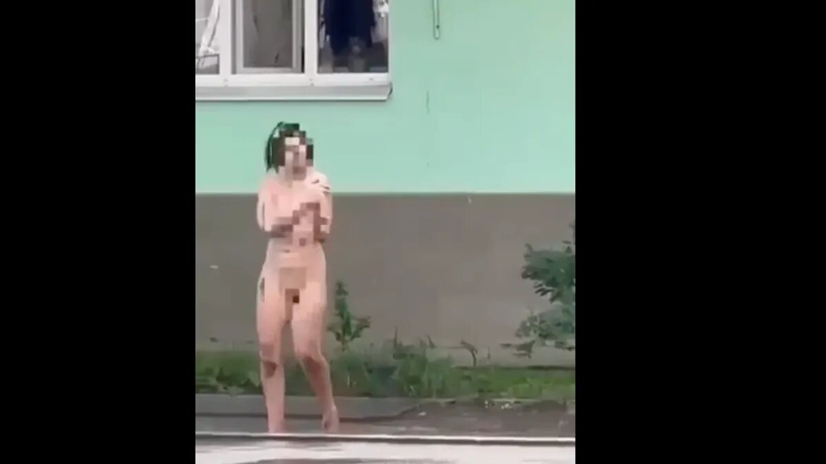 Жена выгуливает голую пизду на улице