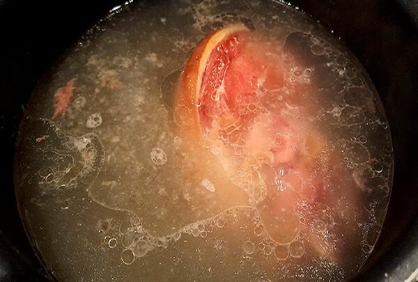 Рецепт борща с квашеной капустой и мясом свиной копченой рульки. Как сделать суп вкусным и полезным? Воспользуйтесь этим рецептом с квашеной капустой на бульоне от свиной рульки.-3