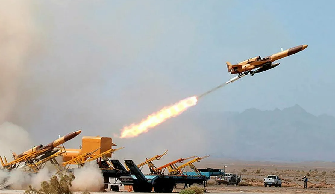 На фото запуск второй версии дронов Karrar в разведывательном варианте с одной высокоточной бомбой Sadid. Фото ИРНА