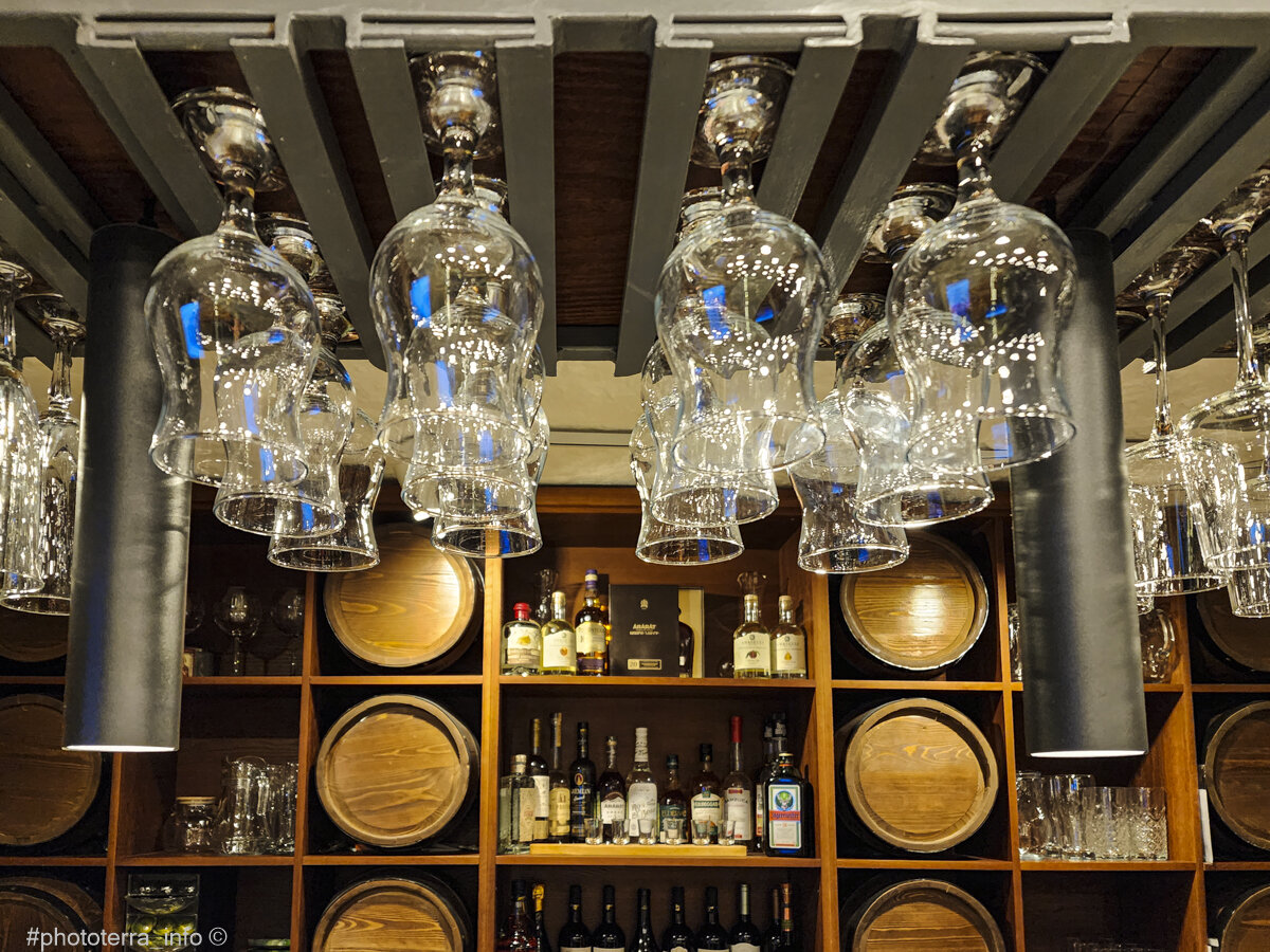 В мою коллекцию - бокальчики. И бар на заднем плане. Ресторан Сациви, Ржев. Фото Корчагина Татьяна