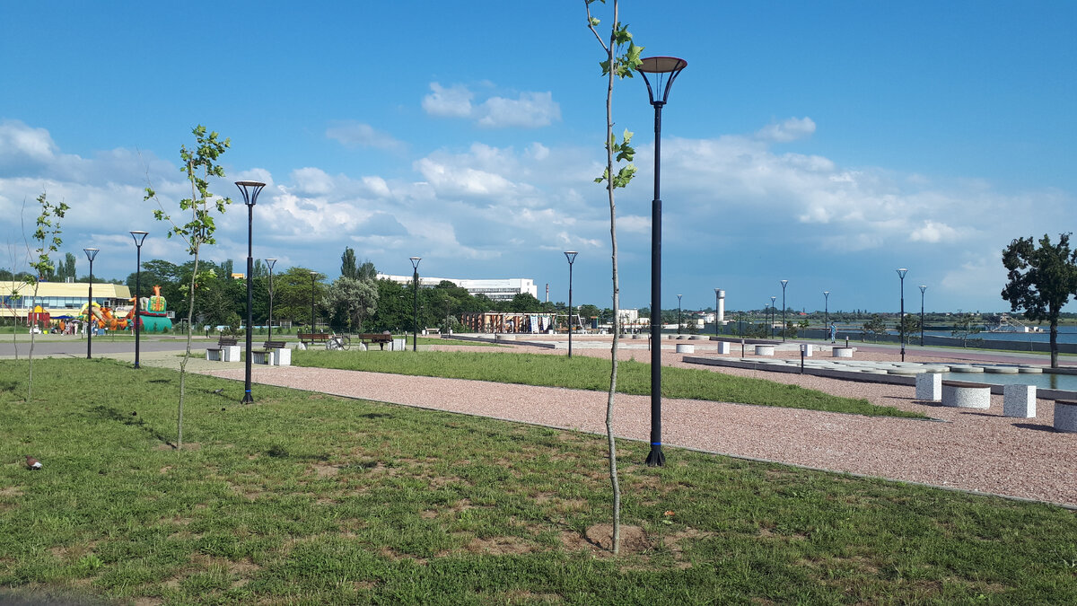 Набережная напротив квартиры в Саках.