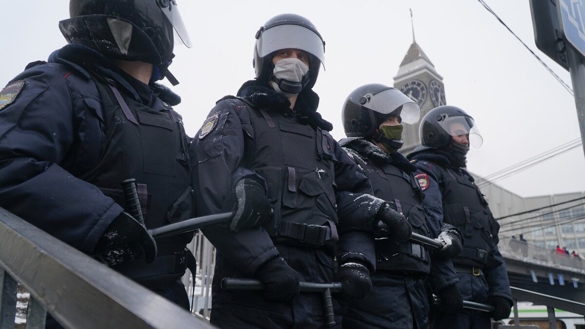     Полицейские задержали красноярца, который написал мелом на асфальте «Свободу политзаключенным» в день рождения Алексея Навального.