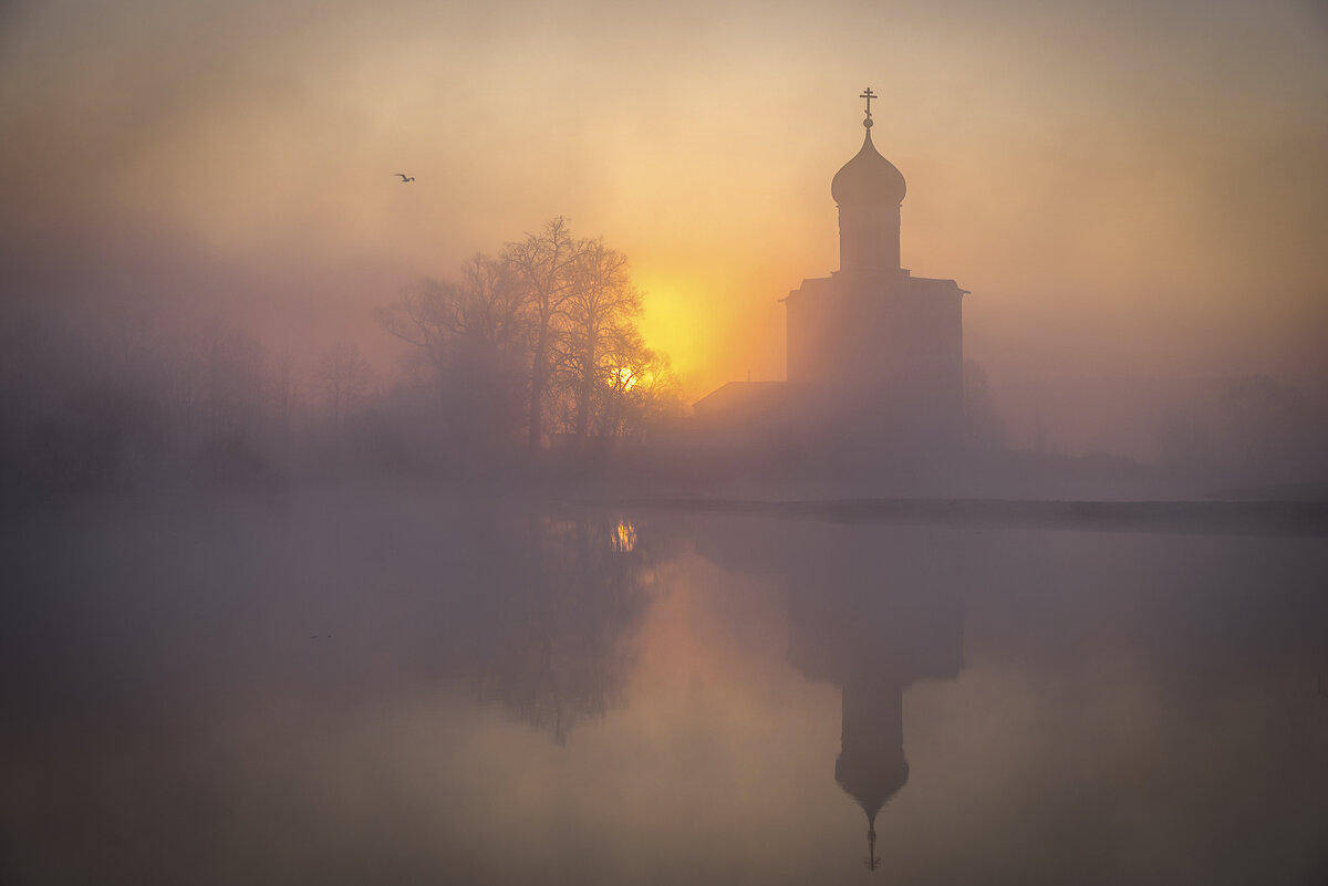 Храм в тумане в на рассвете