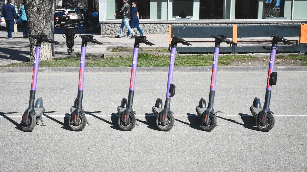     Предлагалось ограничить скорость электросамокатов и электровелосипедов до 15 км/ч.