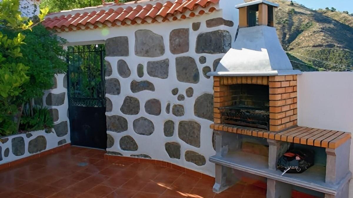    Стационарный мангал во дворе:IstockPhotoe