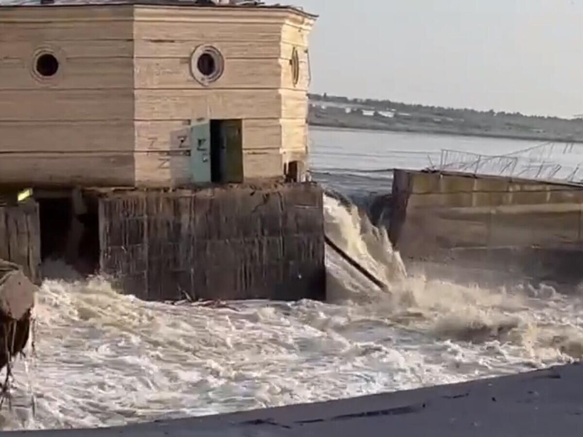    Последствия обстрелов ВСУ Каховской ГЭС. Стоп-кадр видео