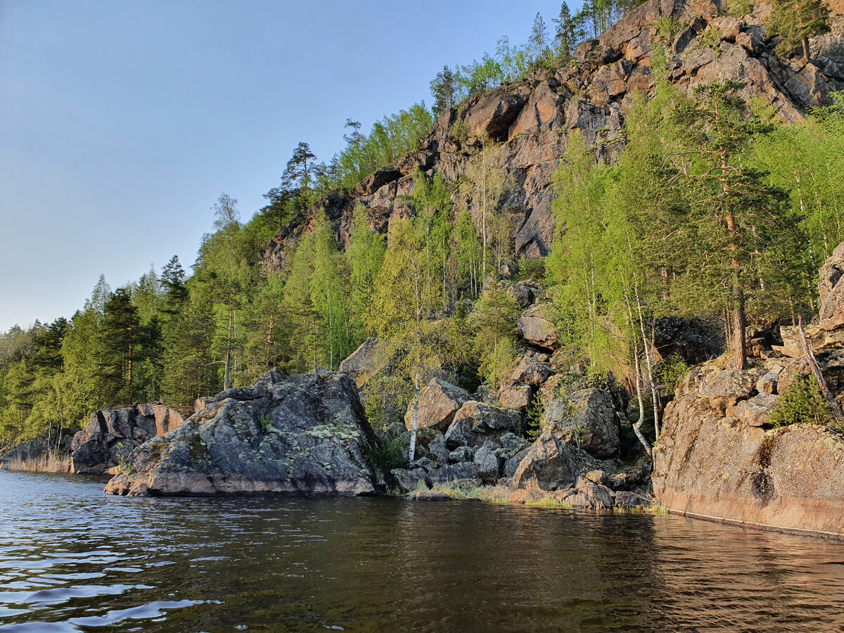 Скалистые берега.