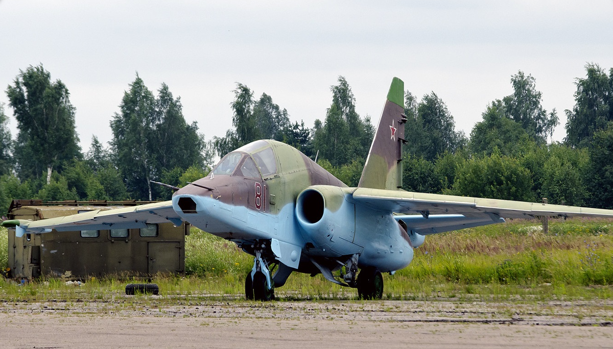Су-25Т на вечной стоянке. Источник фото: http://авиару.рф/aviamuseum/aviatsiya/sssr/shturmoviki/shturmovik-su-25/protivotankovyj-shturmovik-su-25t/#foobox-1/7/7.Su-25T-na-stoyanke..jpg