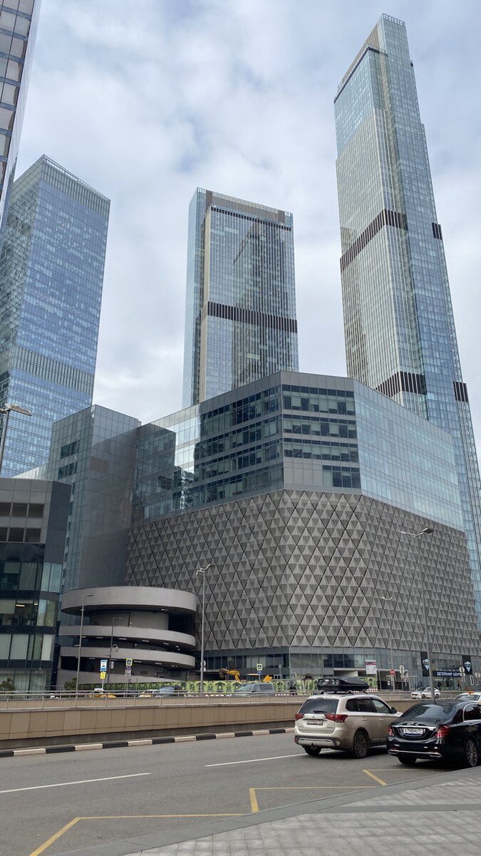 Одна из башен делового центра "Москва Сити" сверкает стеклом из Челябинска. Фото: "Модерн Гласс". 