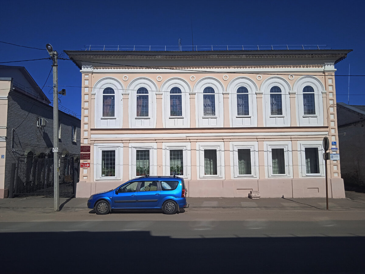 Изначально на крыше в центре находилась башенка со шпилем. Фото автора.