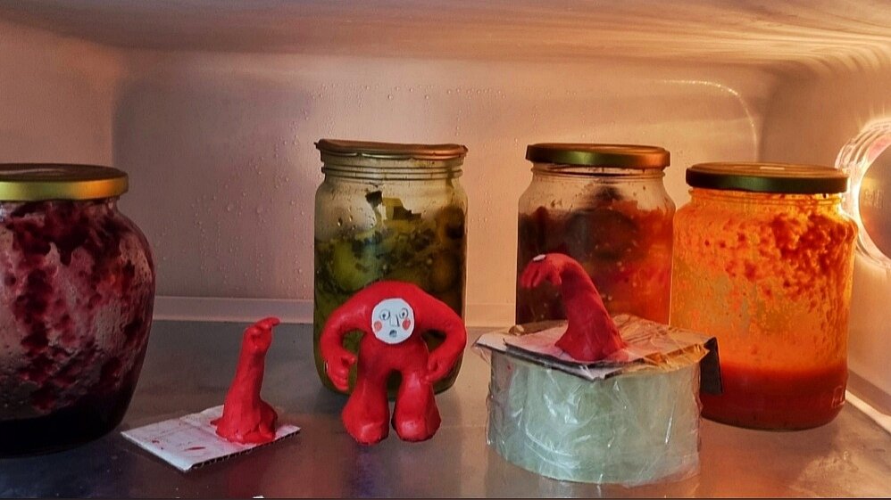 Глаукомный человек и его руки... в холодильнике. Его пластилиновое тело быстро таяло в руках аниматора. Нашего героя приходилось постоянно подмораживать. Потом ждать, когда разморозится. Потом заглаживать все появившиеся неровности. И только после - снимать.