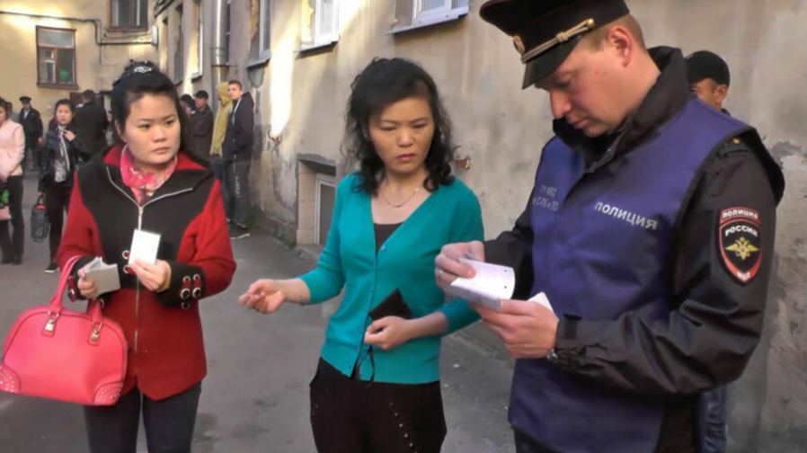Девушка гастарбайтер. Полиция проверяет мигрантов. Женщины мигрантки в России. Документ эмигранта