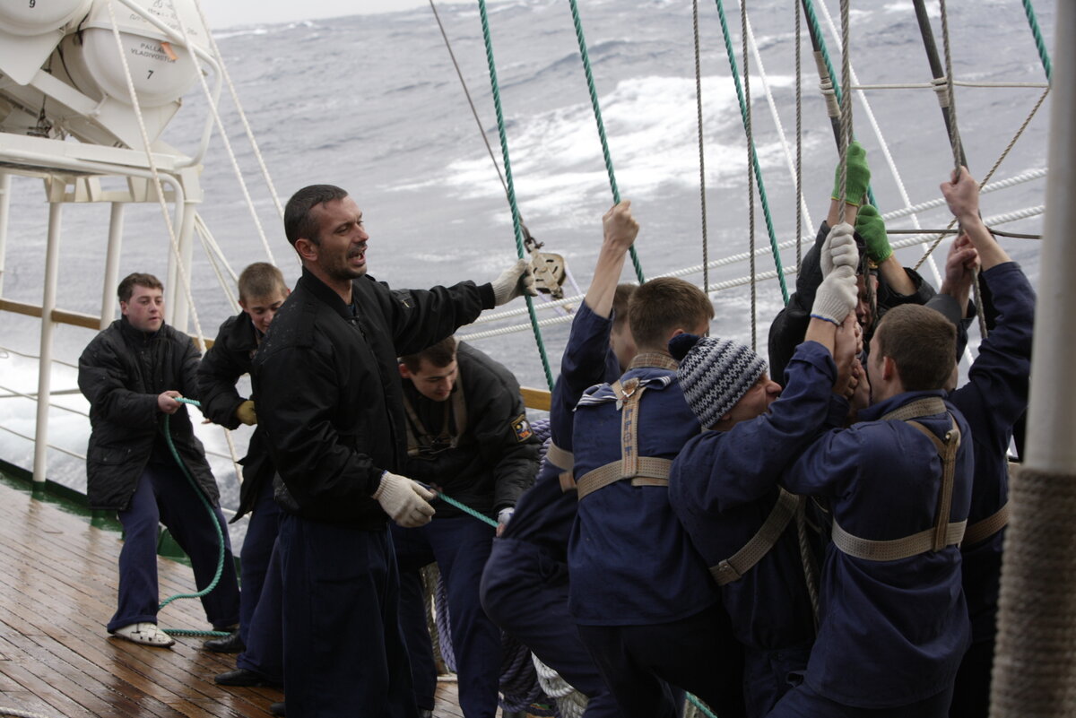 Суета на палубе при старте. Фото из личного архива автора.