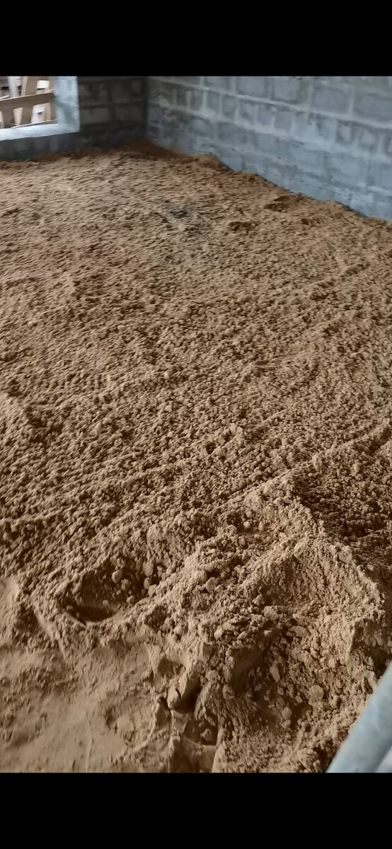 Песок- песок, везде песок... В самую большую комнату ушло около 5 камазов, 5*7=35 кубических метров песка