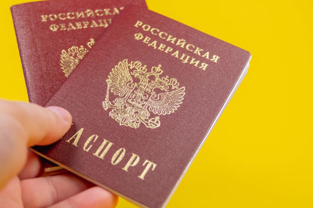 Премьер-министр Михаил Мишустин обязался рассмотреть вопрос об упрощенном получении гражданства РФ этническими русскими. Такое предложение поступило от парламентской фракции «Новые люди».
На встрече с депутатами Госдумы к главе Кабмина обратился член фракции Владимир Плякин, отметивший, что зачастую не все соотечественники, проживающие в других государствах, имеют возможность напрямую обратиться за обретением гражданства России. В пример депутат привел Украину, чьи граждане с прошлого года имеют право получать гражданство, и просил уравнять права соотечественников из других стран с украинцами.
Он также выступил за упрощение миграции в страну квалифицированных специалистов, бизнесменов, ученых, готовых привозить свои знания, опыт, финансы. Плякин напомнил о внесенном в январе в Кабмин РФ проекте закона об упрощении получения гражданства для ученых, пока остающимся без ответа. Мишустин заверил, что даст соответствующее поручение и отзыв правительства будет получен.