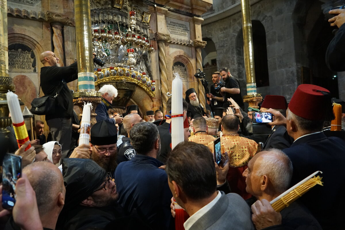 Когда будет трансляция из иерусалима схождение благодатного. Благодатный огонь в Иерусалиме зажигается 2024. Сошествие Благодатного огня в Иерусалиме. Схождение Благодатного огня в Иерусалиме. Кувуклия схождение Благодатного огня.