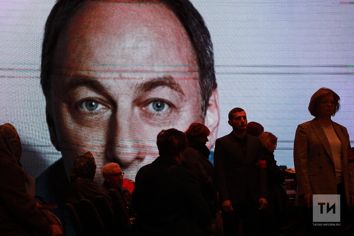 На входе в зал пришедших встречала большая фотография Хайруллина – на ней он, как и всегда в жизни, задумчиво улыбался. Фото: © Рамиль Гали / «Татар-информ»
