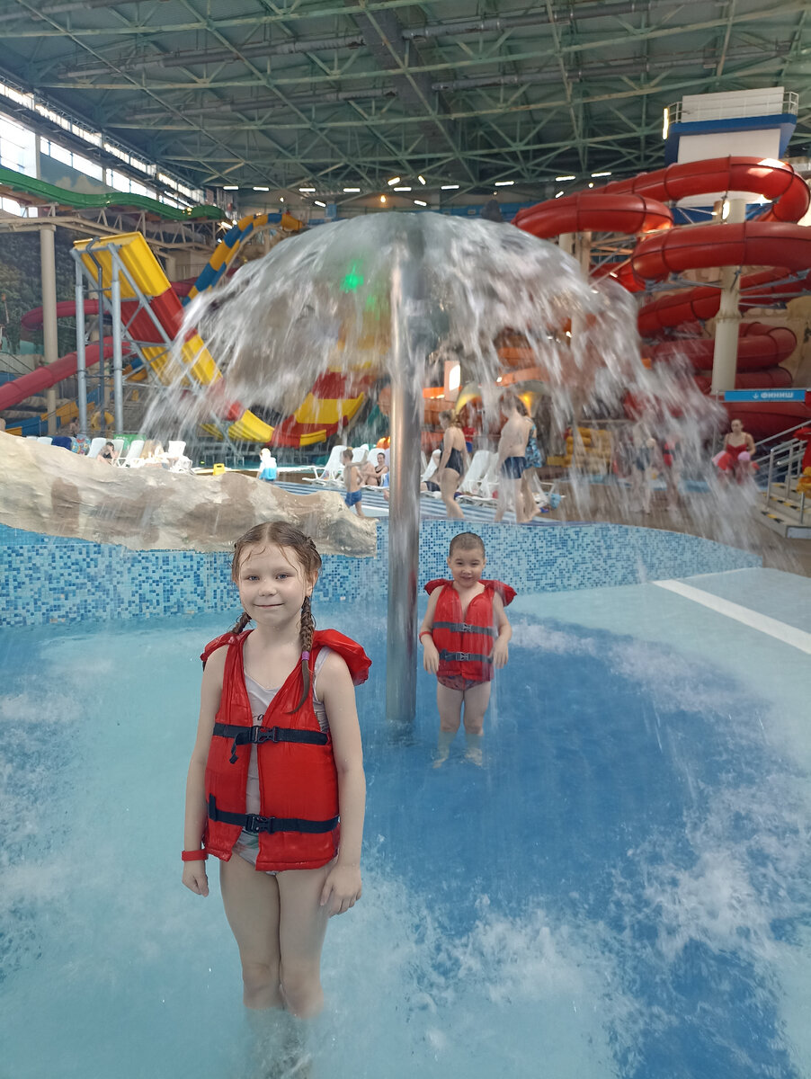 Спасатели строго следят за наличием жилетов на детях в воде 