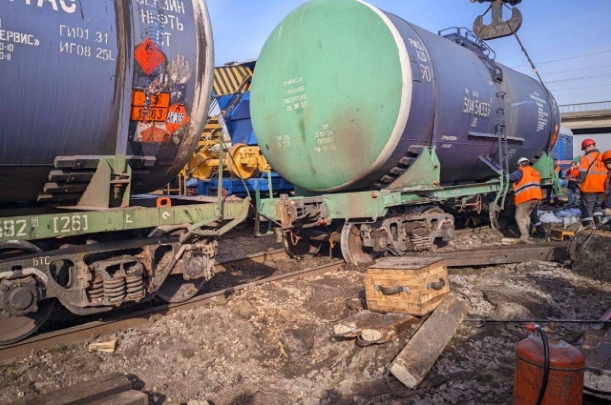    Пять вагонов с авиатопливом сошли с рельс в Петербурге на Сортировочной