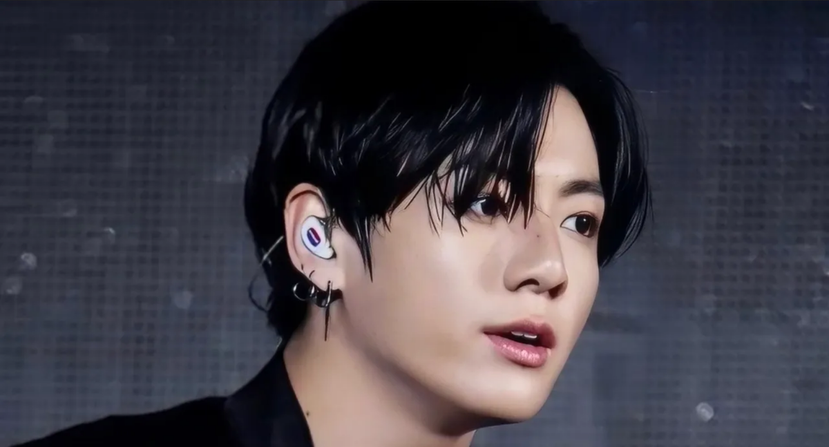 Чонгук занимает первое место в чарте K-Pop Soloist Solo Idol Artist history Spotify Global Chart


Чонгук теперь является солистом K-Pop с самым высоким рейтингом, самым популярным и самым длинным чартом в чарте Spotify Global в истории.

Чонгук, единственный солист K-Pop, который когда-либо попадал в тройку лучших песен в чарте Spotify Global.

«Dreamers» Чонгука стала самой популярной песней в чарте, дебютировав под номером 2.
«Stay Alive» и «Left and Right» дебютировали под номером 3 в чарте.
Чонгук продолжает удерживать рекорд по двум самым громким дебютам песен азиатского солиста на Spotify Global в истории. «Left and Right» занимает первое место с 6,79 миллиона отфильтрованных потоков, а «Dreamers» занимает второе место с 4,88 миллионами отфильтрованных потоков. «Stay Alive» Чонгука также занимает 4-е место с 4,27 миллиона отфильтрованных стримов.


Со всеми тремя песнями Чонгук является рекордсменом среди самых больших дебютов солиста K-Pop в глобальном чарте Spotify.

«Left and Right» занимает первое место с 30,3 миллионами отфильтрованных потоков,
«Мечтатели» — второе место с 25,7 миллионами отфильтрованных потоков,
«Stay Alive» — третье место с 18,8 миллионами отфильтрованных потоков.

Чонгук также является рекордсменом по самой прослушиваемой песне солиста K-Pop в чарте Spotify Global за всю историю.

У Чонгука 2 песни входят в пятерку самых прослушиваемых песен солиста K-Pop в глобальном чарте Spotify.

«Мечтатели» занимают третье место в чарте с более чем 151 миллионом отфильтрованных потоков.
«Left and Right» — песня номер 1 по количеству прослушиваний в чарте и до сих пор находится в чарте с более чем 516 миллионами прослушиваний (по состоянию на 22 марта 2013 г.).
С этим рекордом Чонгук стал единственным солистом K-Pop в истории, который преодолел отметку в 500 миллионов прослушиваний в чарте Spotify Global.

Чонгук присоединяется к BTS, как к единственному исполнителю K-Pop, песня которого когда-либо превышала 500 миллионов прослушиваний за всю историю чарта.

Чонгук также присоединяется к Джоджи как к единственному азиатскому солисту в истории, чья песня превысила 500 миллионов прослушиваний в чарте Spotify Global.

 

Чонгук — единственный солист K-Pop, попавший в пятерку самых длинных песен K-Pop в глобальном чарте Spotify с «Left and Right».


Кроме того, Чонгук является "долгожителем"  среди солистов K-Pop в чарте Spotify Global.

«Left and Right» — самая длинная песня солиста K-Pop в чартах, она находилась в чартах Spotify Global 267 дней.

\Чонгук также является рекордсменом по продолжительности пребывания солиста K-Pop в еженедельном чарте Spotify Global Weekly. «Left and Right» провел в чарте 38 недель и все еще находится в чарте (по состоянию на 22 марта 2023 года).


Чонгук продолжает свое господство на Spotify, став солистом K-Pop, который провел наибольшее количество дней в чарте Spotify Global в истории. Чонгук находился в чартах Spotify Global 387 дней, всего с 3 песнями и все еще находится в чартах (по состоянию на 22 марта 2023 года).

Побив еще один рекорд, Чонгук стал солистом K-Pop, который провел наибольшее количество дней в чарте Spotify США в истории, занимая 146 дней всего с 3 песнями.


Благодаря этим поразительным достижениям Чонгук стал самым успешным солистом K-Pop всех времен на Spotify.

Что особенно примечательно, так это то, что Чонгук побил все эти рекорды до своего официального сольного дебюта, с минимальным продвижением и всего с 3 песнями всего за один год.

В 2022 году Чонгук был самым транслируемым солистом K-Pop года на Spotify и добился самого большого стримингового года для солиста K-Pop на платформе. Кроме того, Чонгук начал 2023 год как самый популярный солист K-Pop года на Spotify.

«Dreamers» Чонгука продолжает оставаться самой прослушиваемой сольной песней солиста K-Pop в 2023 году.

Нет никаких сомнений в том, что его предстоящий сольный альбом ожидаемый во всем мире.

Naver сообщает, что Чонгук доказал свою «истинную музыкальную силу» и «супер-особую популярность» на Spotify, крупнейшей в мире платформе потоковой передачи музыки.