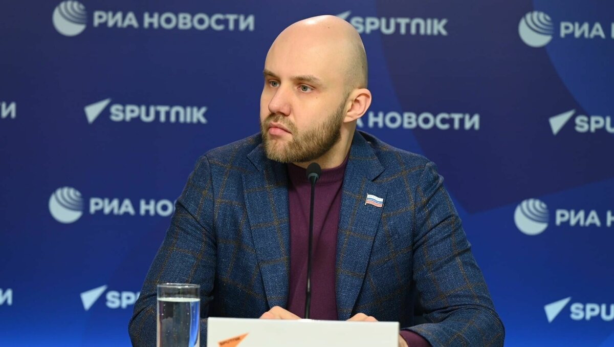     Депутата уже заочно отправили в СИЗО, сейчас он находится за рубежом.