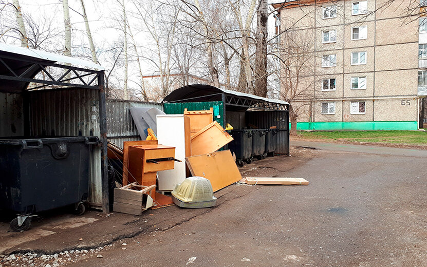 Возле этих баков нашли тела. Фото: Анастасия Захарова