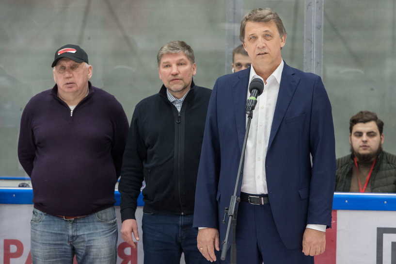 На площадке хоккейной академии «Авангард» прошёл выставочный матч юных хоккеистов, участие в котором приняли команды «Форпост» из города Исилькуль и «Каразюк» из посёлка Нововаршавка.